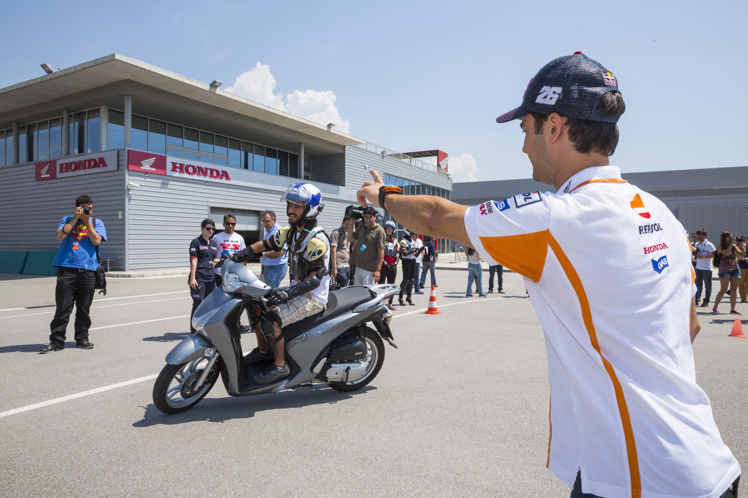 Marc Márquez y Dani Pedrosa aconsejan a los motoristas sobre seguridad