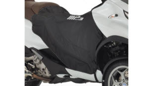 Los propietarios de una Piaggio MP3, protegidos contra el frío con una manta cubre piernas y unos puños calefactados
