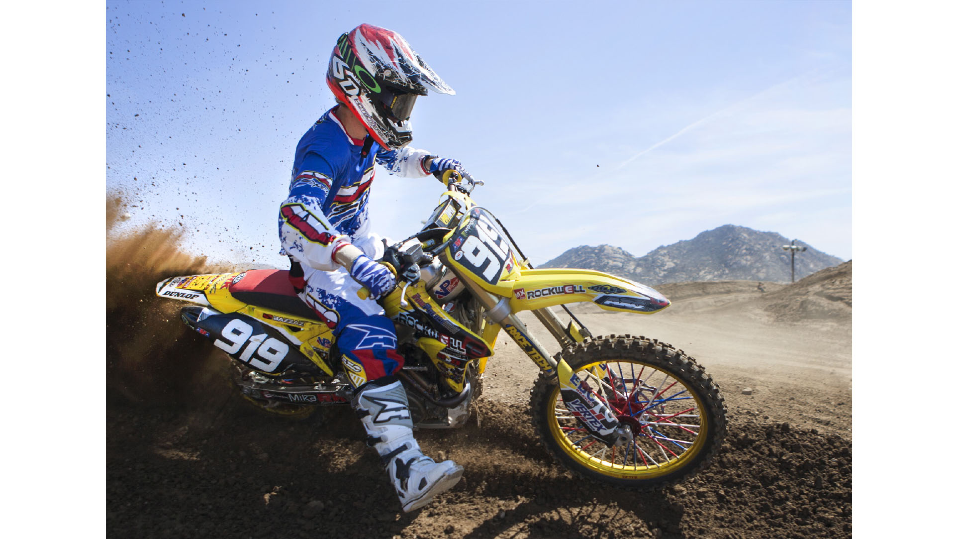 Axo se inspira en los noventa a la hora de diseñar los nuevos conjuntos de off road Dyemax y Peak