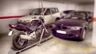 Estaciona el coche y la moto en la misma plaza de aparcamiento con el elevador Motolift Estaciona el coche y la moto en la misma plaza de aparcamiento con el elevador Motolift