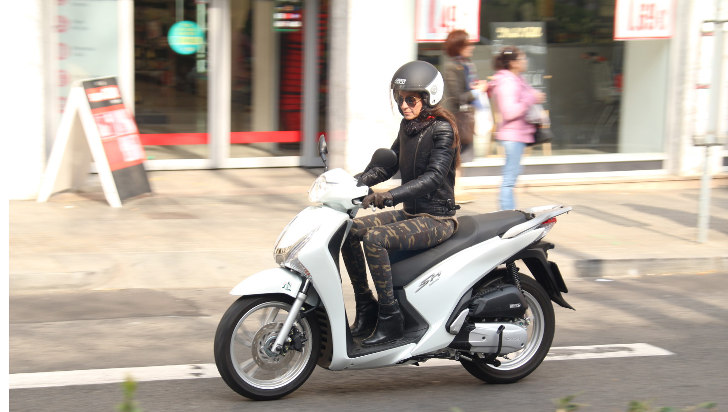 El Ayuntamiento de Barcelona solicita a la DGT revisar la norma de poder conducir una moto de hasta 125 cc solo con el permiso B de coche