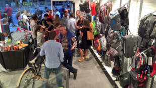 La Athena Store ofrece la ropa y complementos de los pilotos más famosos con un 15 por ciento de descuento