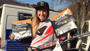 Galfer, con la pluricampeona del mundo de motocross Kiara Fontanesi