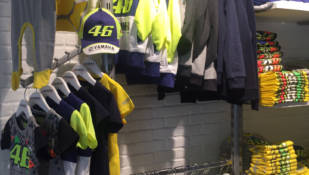 La colección VR46 2016 ya está disponible en la Athena Store de Barcelona La colección VR46 2016 ya está disponible en la Athena Store de Barcelona
