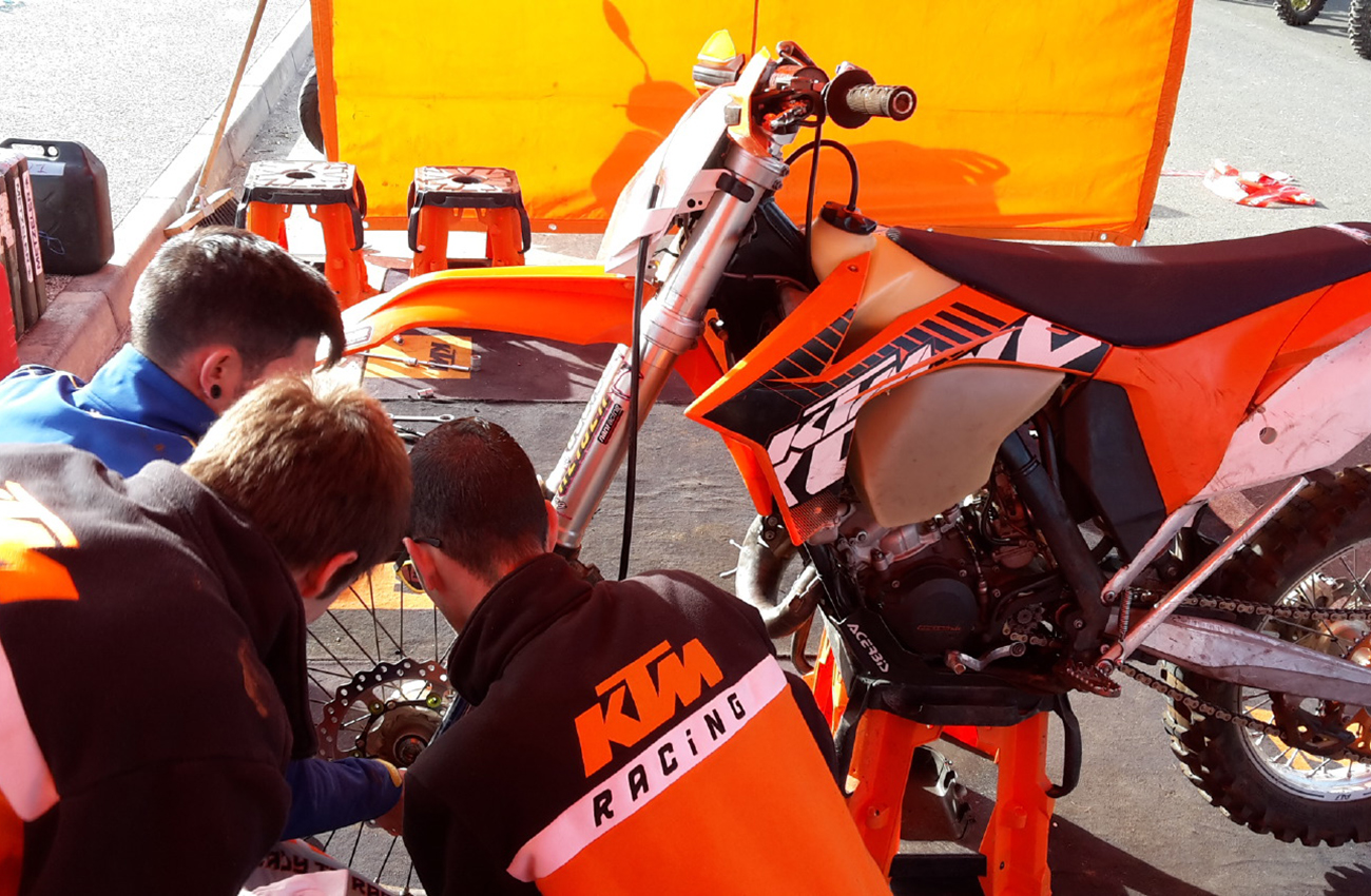 KTM España vuelve a apoyar a los pilotos privados a través del servicio de asistencia KTM Family&Friends