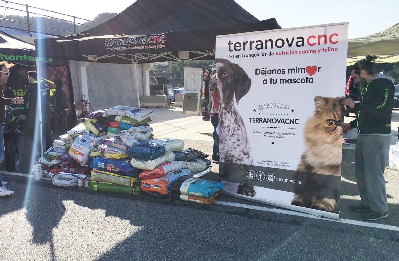 La 5ª Rodada Solidaria de Phantom R recolecta tonelada y media de pienso para los animales sin techo