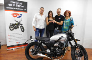 Alejandra Gay se lleva la Hanway Scrambler sorteada por Motorien entre los visitantes de Motoh! Barcelona Alejandra Gay se lleva la Hanway Scrambler sorteada por Motorien entre los visitantes de Motoh! Barcelona