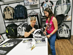Álvaro Bautista firmó autógrafos en la nueva tienda Motónity de Barcelona