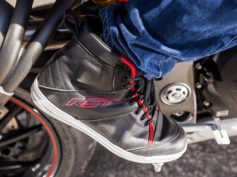 Otoño bien calzado con las botas Roadster y las zapatillas Urban II de RST