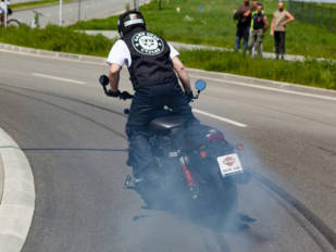 Avon Tyre bate el récord mundial de burnout de moto