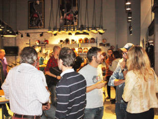 Motos, cerveza y buena música en Royal Enfield Barcelona