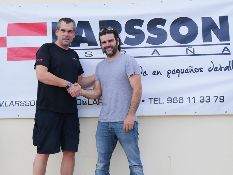 Larsson apoya al aventurero Charly Sinewan