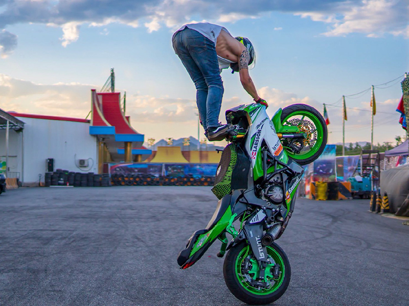 Una espectacular Kawasaki, la nueva arma de Cuadrado Stunt