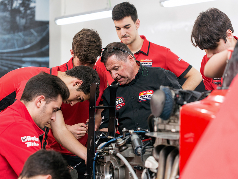 Bihr renueva lazos con la escuela Monlau Repsol Technical School
