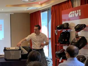 Nuevas bolsas blandas o una renovada línea de cascos, destacadas novedades de GIVI para la temporada 2019 Nuevas bolsas blandas o una renovada línea de cascos, destacadas novedades de GIVI para la temporada 2019