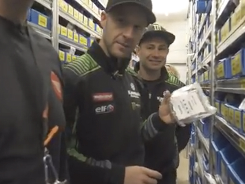 Jonathan Rea y Leon Haslam “alucinan” en el cuartel general de CMS