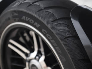 La gama Rocket 3 de Triumph se equipa con los neumáticos Cobra Chrome de Avon