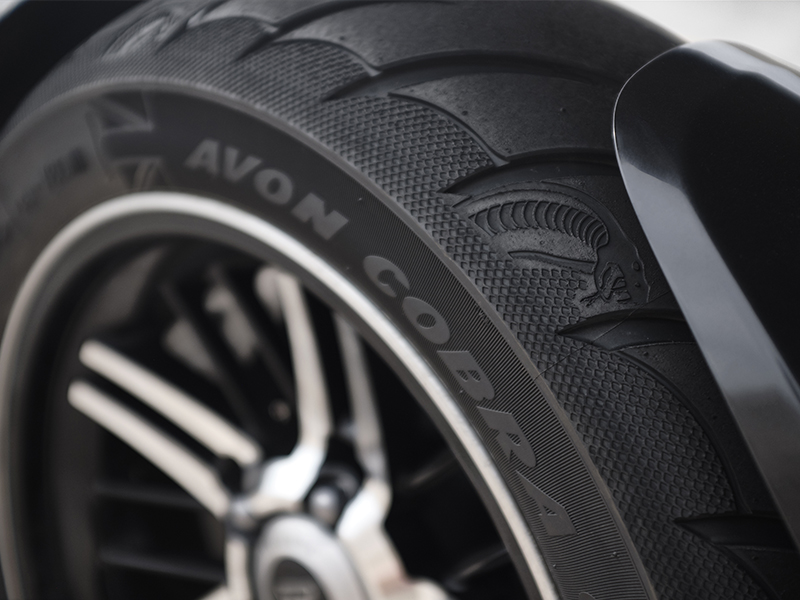 La gama Rocket 3 de Triumph se equipa con los neumáticos Cobra Chrome de Avon
