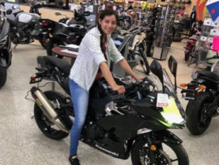 Un concesionario Kawasaki regala una Ninja 400 a una sanitaria a la que le habían robado la suya