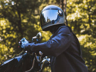 Bihr presenta una versión especial del icónico casco retro Bullitt de Bell