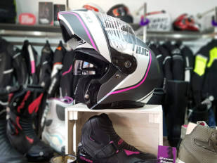 El casco HJC i90 es modular y femenino