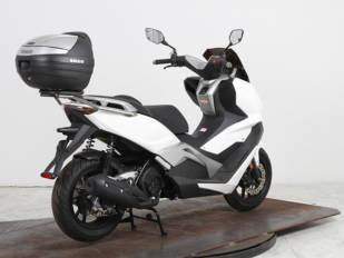 Keeway regala un baúl SHAD para su nuevo y moderno Vieste 125 Keeway regala un baúl SHAD para su nuevo y moderno Vieste 125