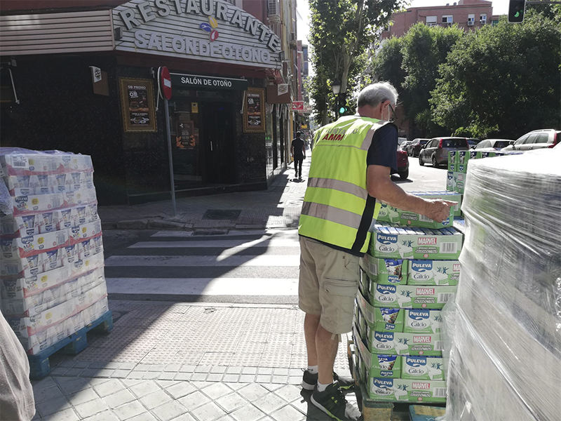 La Asociación Mutua Motera recoge 7.185 litros de leche para familias necesitadas