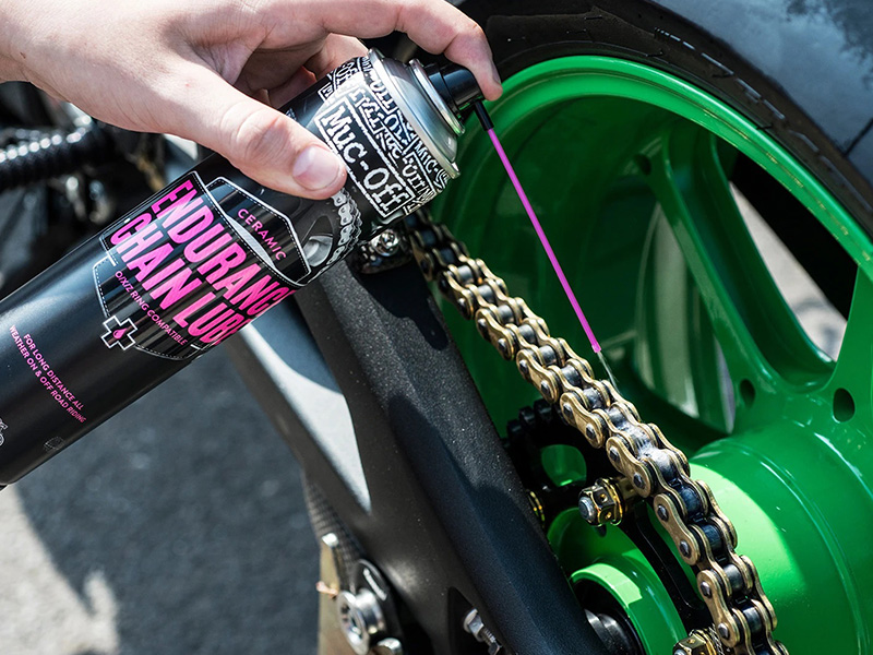 Moto y casco como nuevos con los kits de limpieza de Muc-Off suministrados por Bihr