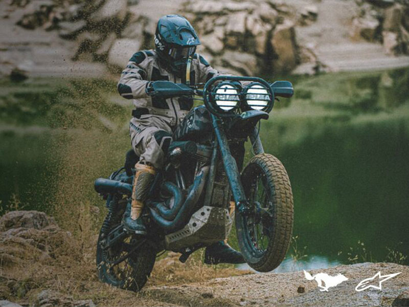 El Solitario y Alpinestars presentan la colección Hold Fast