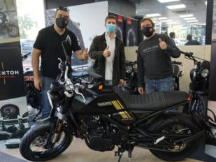 Alfonso de Gonzalo recibe la Crossfire 500 sorteada por Brixton Motorcycles Alfonso de Gonzalo recibe la Crossfire 500 sorteada por Brixton Motorcycles