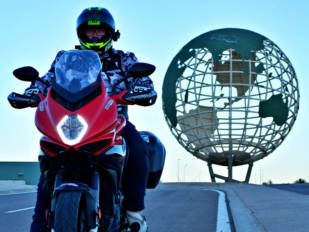 Viajando con arte con la MV Agusta Turismo Veloce Rosso Viajando con arte con la MV Agusta Turismo Veloce Rosso