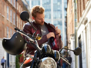 RST plasma la historia de la Isla de Man en su chaqueta RST IOM TT Brandish