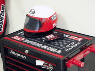Dale un toque racing a tu taller con la alfombra y el tapete Yoshimura Dale un toque racing a tu taller con la alfombra y el tapete Yoshimura