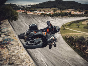 La KTM 1290 Super Adventure S 2021 monta los neumáticos Mitas Terra Force-R