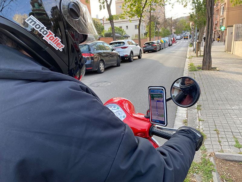 ¿Miedo a que se te caiga el móvil de la moto? Probamos un soporte infalible
