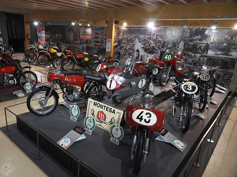 La exposición ‘Montesa, 75 años de una aventura irrepetible’ reabre sus puertas en el Museo de la Moto de Bassella