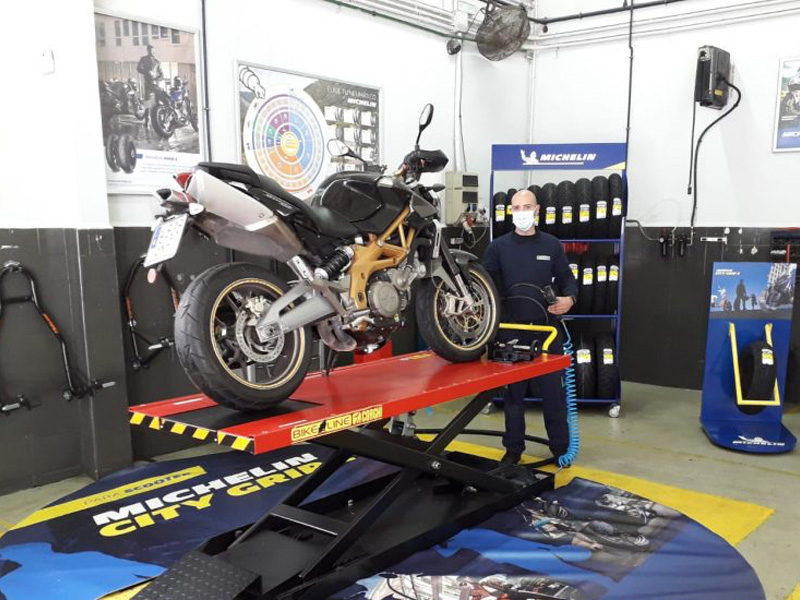 La mitad de las motos urbanas circula con la presión baja en los neumáticos