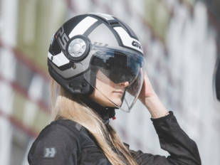 GIVI presenta sus nuevos y frescos cascos 11.1 Air Jet-R Class y 11.1 Air Jet-R Class Lady