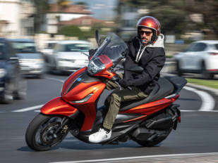 La nueva Piaggio Beverly 400 monta de serie los neumáticos Mitas Touring Force-SC