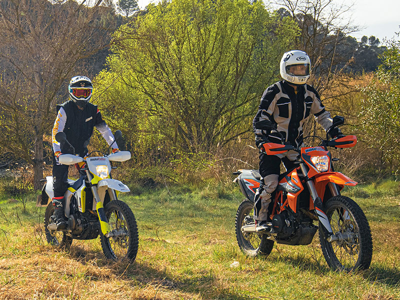 KTM 690 Enduro vs. Husqvarna 701 Enduro: ¿Fronteras? ¡Ninguna!