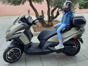 Vuelta al cole: ¿Cómo llevar a tu hija o hijo al cole en moto de forma segura?