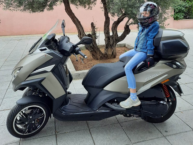 Vuelta al cole: ¿Cómo llevar a tu hija o hijo al cole en moto de forma segura?
