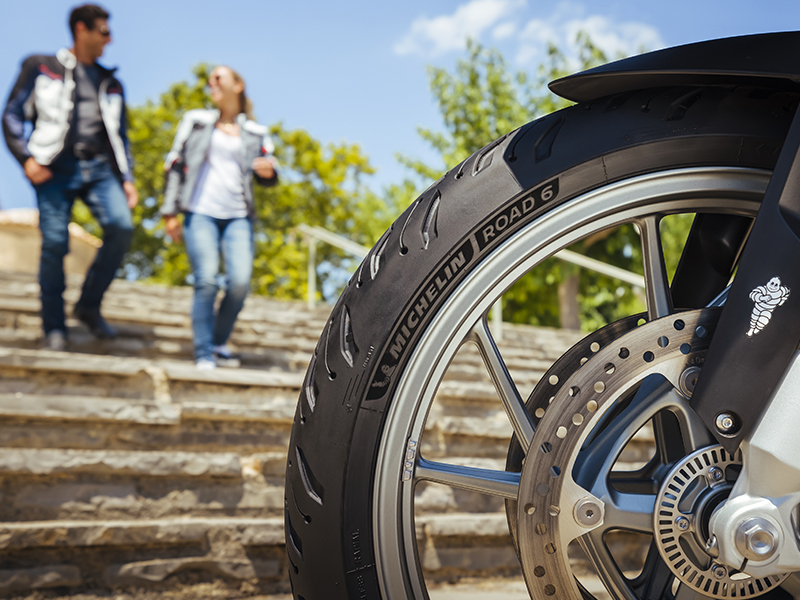 Michelin presenta las gamas Road 6 y Road 6 GT de neumáticos para motos de carretera