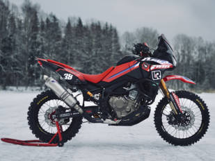 Uniracing personaliza la Honda CRF1100L Africa Twin con el kit Kirian Mirabet Réplica
