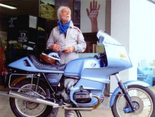 El diseñador Hans Muth y el ilustrador Raul Contreras en el Museo Moto Bassella