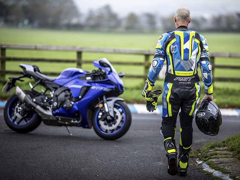 El nuevo mono deportivo de RST ya incorpora el airbag