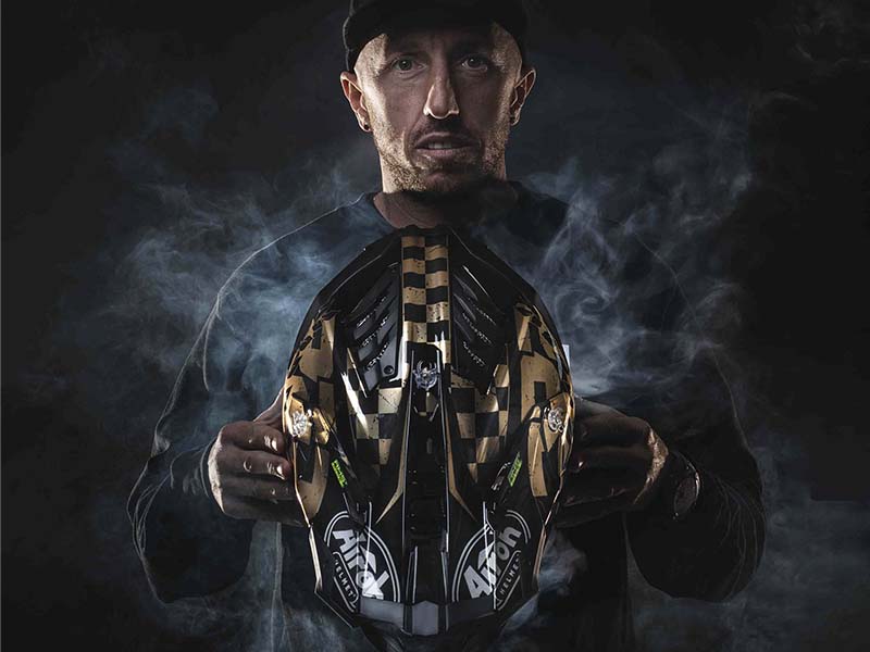 Airoh rinde tributo a Tony Cairoli con su casco Aviator 3 Legend