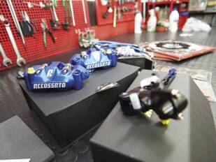 Instalación de varios componentes de frenado Accossato Racing en una Yamaha MT-09 SP Instalación de varios componentes de frenado Accossato Racing en una Yamaha MT-09 SP