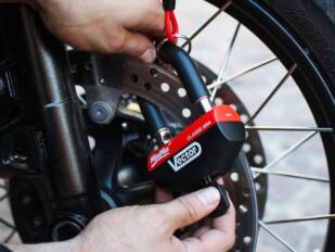 Bihr evita que roben tu moto con los candados y cadenas Vector Bihr evita que roben tu moto con los candados y cadenas Vector