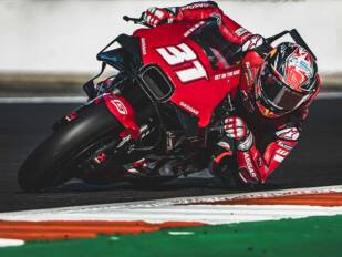 Pedro Acosta llega a MotoGP con su casco MT KRE+